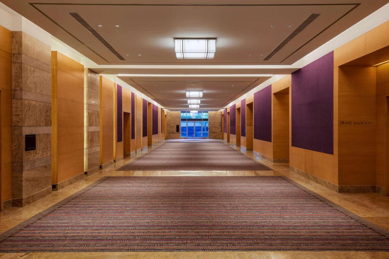Grand Hyatt Mumbai Hotel And Residences Екстер'єр фото A corridor at the hotel