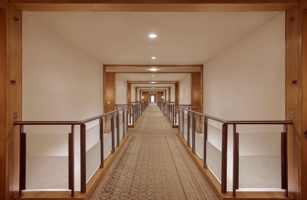 Grand Hyatt Mumbai Hotel And Residences Екстер'єр фото A corridor at the hotel