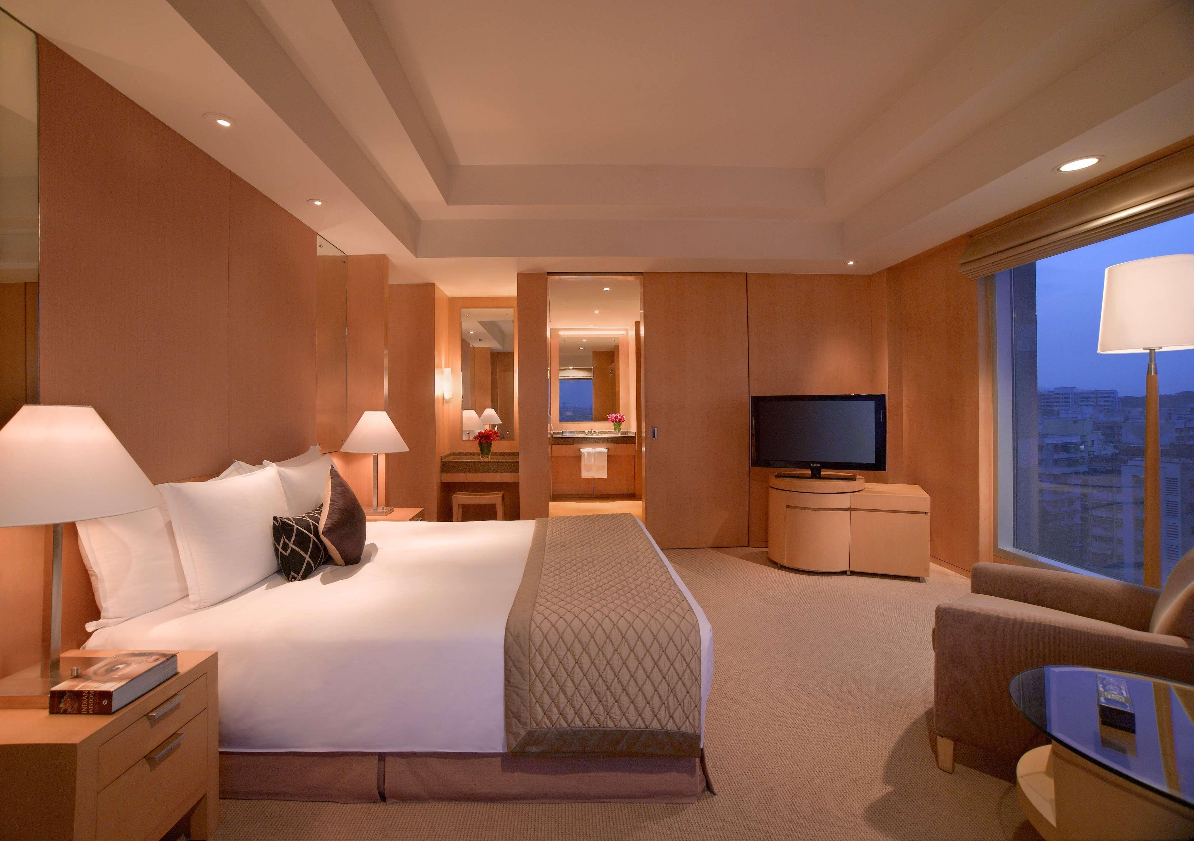 Grand Hyatt Mumbai Hotel And Residences Екстер'єр фото A bedroom in a suite at the Mandarin Oriental, Hong Kong