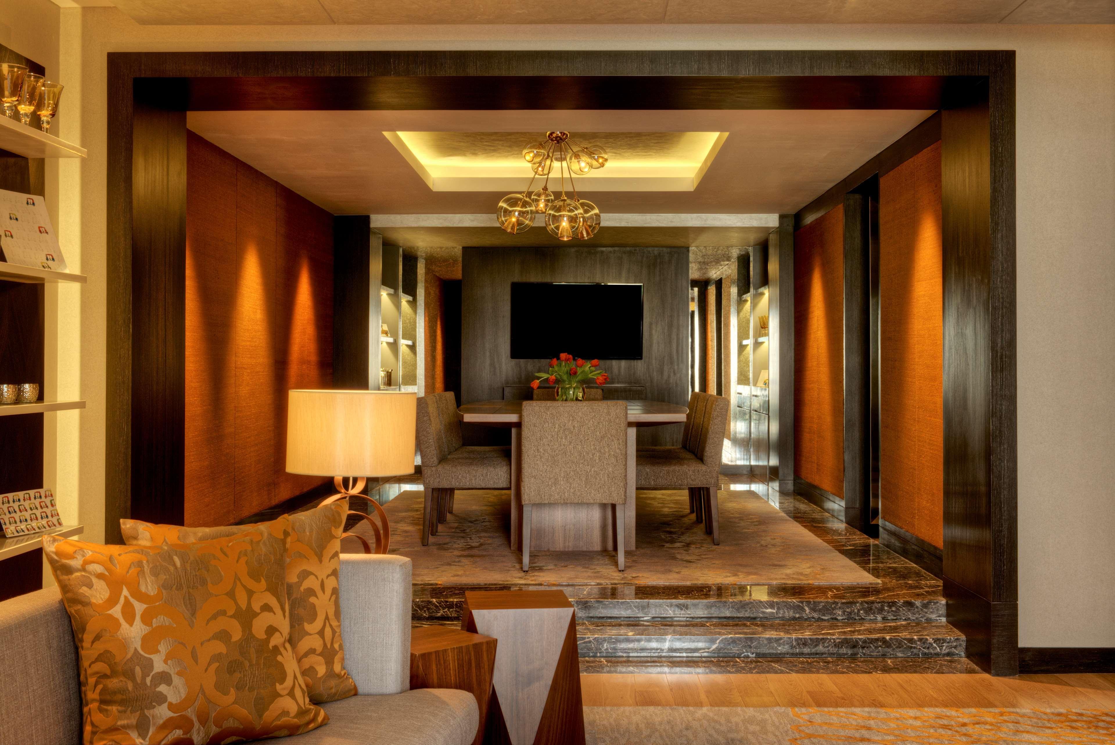 Grand Hyatt Mumbai Hotel And Residences Екстер'єр фото The interior of a suite at the Taj Mahal Palace, Mumbai