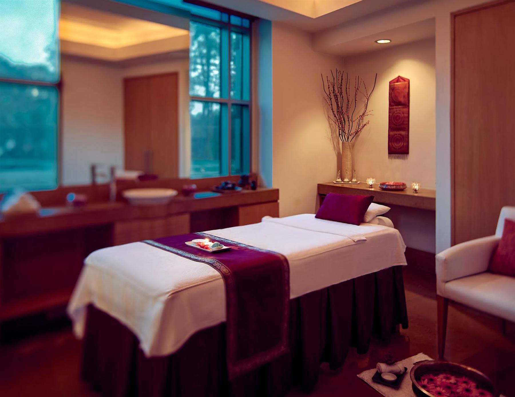 Grand Hyatt Mumbai Hotel And Residences Екстер'єр фото A treatment room at the Four Seasons Spa