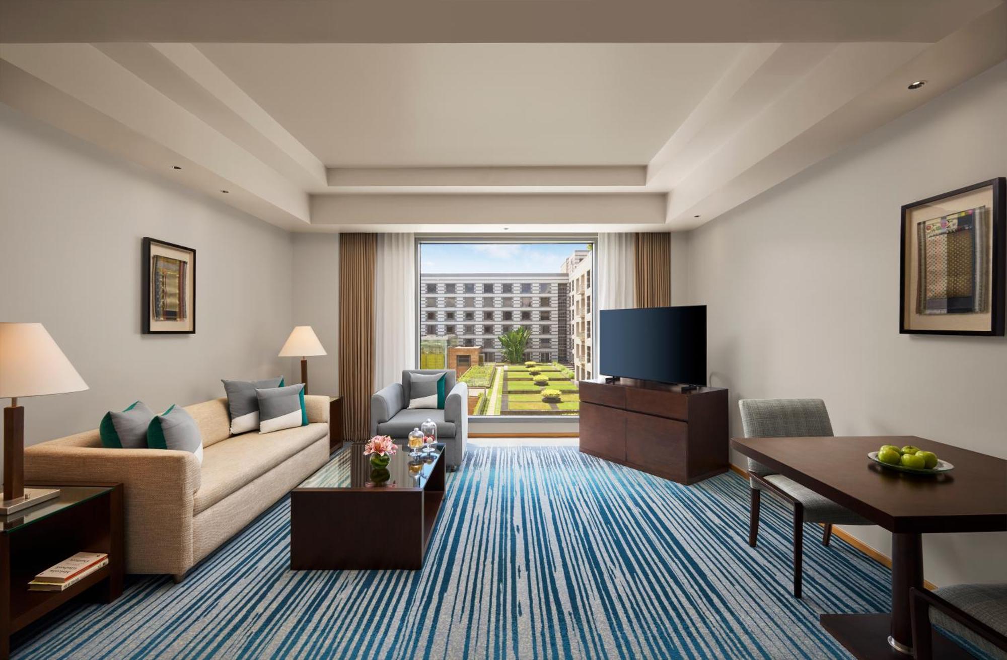 Grand Hyatt Mumbai Hotel And Residences Екстер'єр фото Living room of a suite